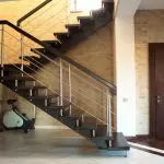 Características do deseño do corredor cunha escaleira e posibles opcións para o arranxo | +70 Foto.