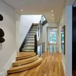 תכונות של עיצוב המסדרון עם גרם מדרגות ואפשרויות אפשריות להסדר +70 תמונה