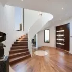 Ciri-ciri reka bentuk lorong dengan tangga dan kemungkinan pilihan untuk mengatur | +70 foto