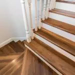 Características de la decoración de la escalera de metal con madera: la elección del material y la tecnología del trabajo.