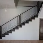 用木材的金屬樓梯裝飾的特點：作品材料的選擇