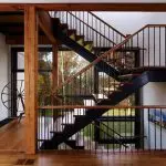 Kenmerken van de decoratie van de metalen trap met hout: de keuze van materiaal en technologie van het werk