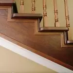 Miten erottaa portaikko talossa: valikoima kasvot materiaalia +65 valokuva