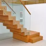 Características de la decoración de la escalera de metal con madera: la elección del material y la tecnología del trabajo.