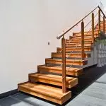 Características de la decoración de la escalera de metal con madera: la elección del material y la tecnología del trabajo.