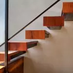 Características de la decoración de la escalera de metal con madera: la elección del material y la tecnología del trabajo.