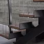 Kenmerken van de decoratie van de metalen trap met hout: de keuze van materiaal en technologie van het werk