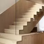 Cómo separar la escalera en la casa: Selección de material orientado | +65 photo