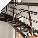 Các tính năng của trang trí của cầu thang kim loại với gỗ: sự lựa chọn vật liệu và công nghệ của công việc