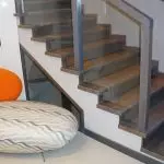 Características de la decoración de la escalera de metal con madera: la elección del material y la tecnología del trabajo.