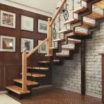 Các tính năng của trang trí của cầu thang kim loại với gỗ: sự lựa chọn vật liệu và công nghệ của công việc