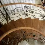 Características de la decoración de la escalera de metal con madera: la elección del material y la tecnología del trabajo.