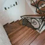 Jak oddělit schodiště v domě: výběr obložení materiálu +65 photo