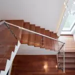 Како да го одделите скалите во куќата: избор на материјал со соочување | +65 фотографија