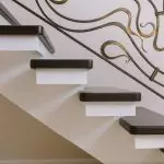 Как да отделяте стълбището в къщата: избор на облицовъчен материал | +65 снимка