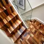 Jak oddzielić schody w domu: wybór materiałów do stawia czoło | +65 zdjęcie