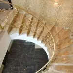 Kako odvojiti stubište u kući: odabir materijala za oblaganje | +65 fotografija