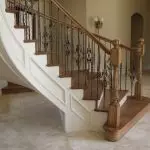Kako odvojiti stubište u kući: Izbor okretnog materijala | +65 fotografija
