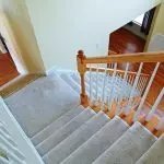 Kako odvojiti stubište u kući: Izbor okretnog materijala | +65 fotografija