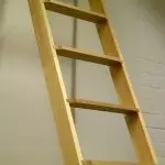 एक लकड़ी के छात्रावास की सीढ़ी का उत्पादन: आत्म-संयोजन के लिए गणना और निर्देश