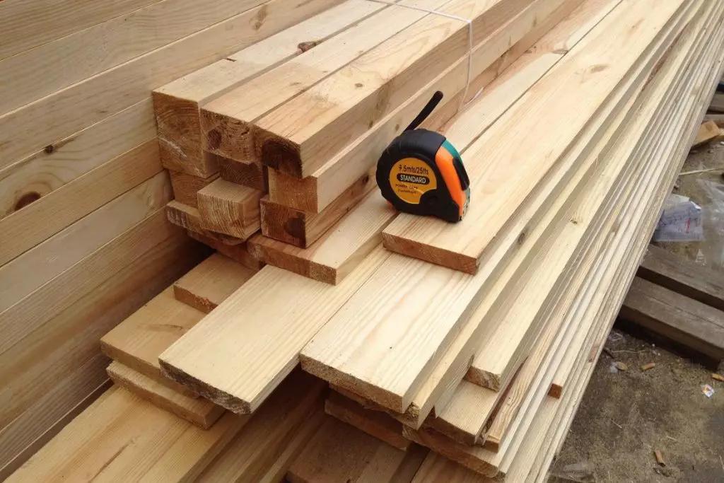 Produkcja drewnianych schodów akademikowych: obliczenia i instrukcje do samodzielnego montażu