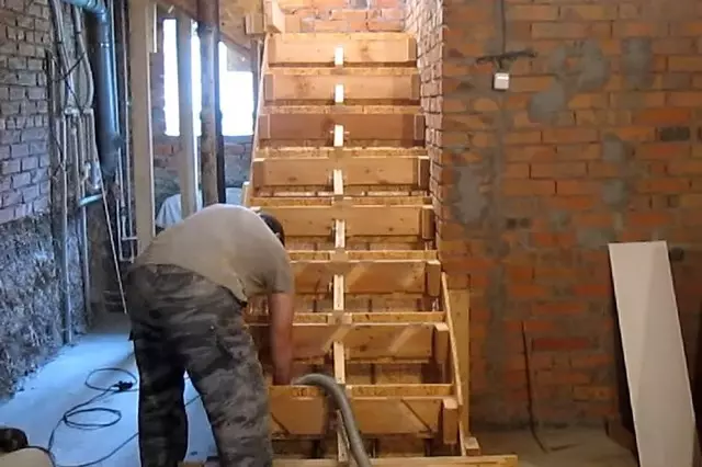 澆築混凝土樓梯