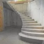 Produção de escadaria de concreto reforçada: cálculo, cofragem, concreto derramando com suas próprias mãos