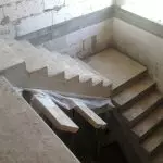 Produção de escadaria de concreto reforçada: cálculo, cofragem, concreto derramando com suas próprias mãos