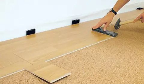 Πώς να ευθυγραμμίσετε το πάτωμα κάτω από το laminate