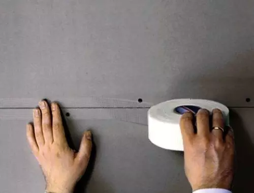 Kako zapreti baterijo mavčne plošče, ne da bi izgubili toploto v sobi