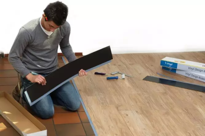 Colocamos telhas de PVC no chão: estágios e nuances