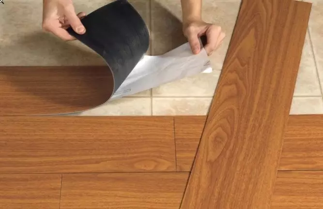 Kami nempatkeun ubét PVC di lantai: Tétak sareng nudes