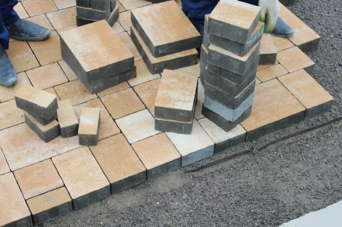 Fametrahana paving slabs ambanin'ny fiara: Teknolojia sy ny fepetra takiana