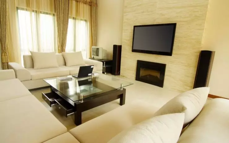 Living room na may dalawang bintana - 85 mga larawan ng mga naka-istilong pagpipilian sa disenyo