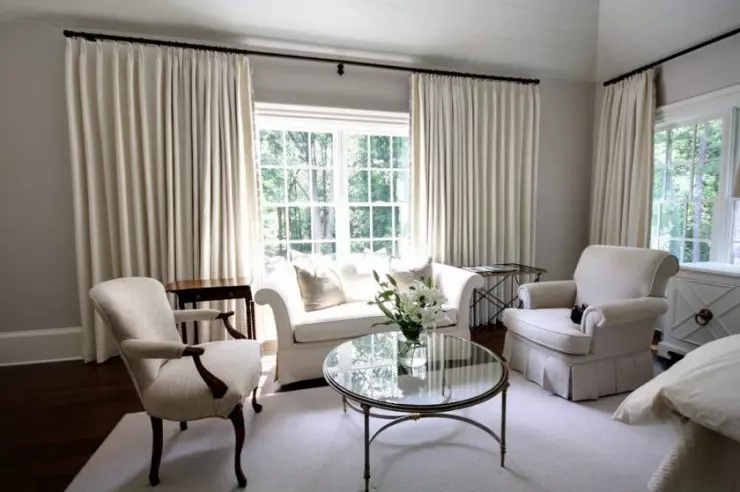 Olohuone, jossa kaksi ikkunaa - 85 kuvaa tyylikkäistä suunnitteluvaihtoehdosta