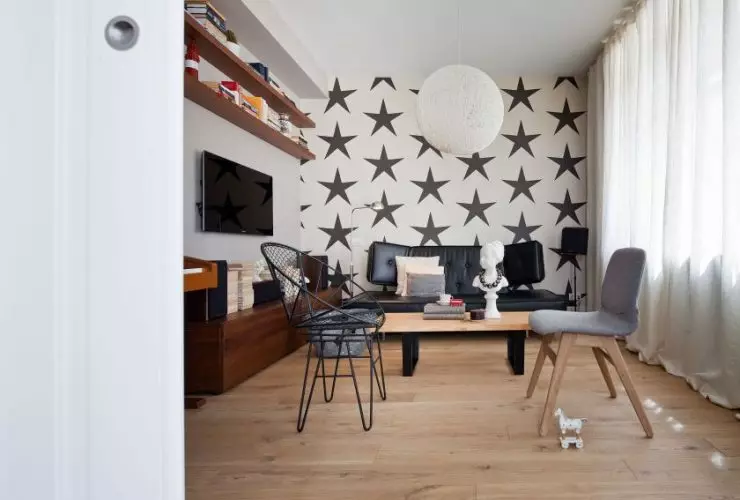 दो खिड़कियों के साथ रहने का कमरा - स्टाइलिश डिजाइन विकल्पों की 85 तस्वीरें