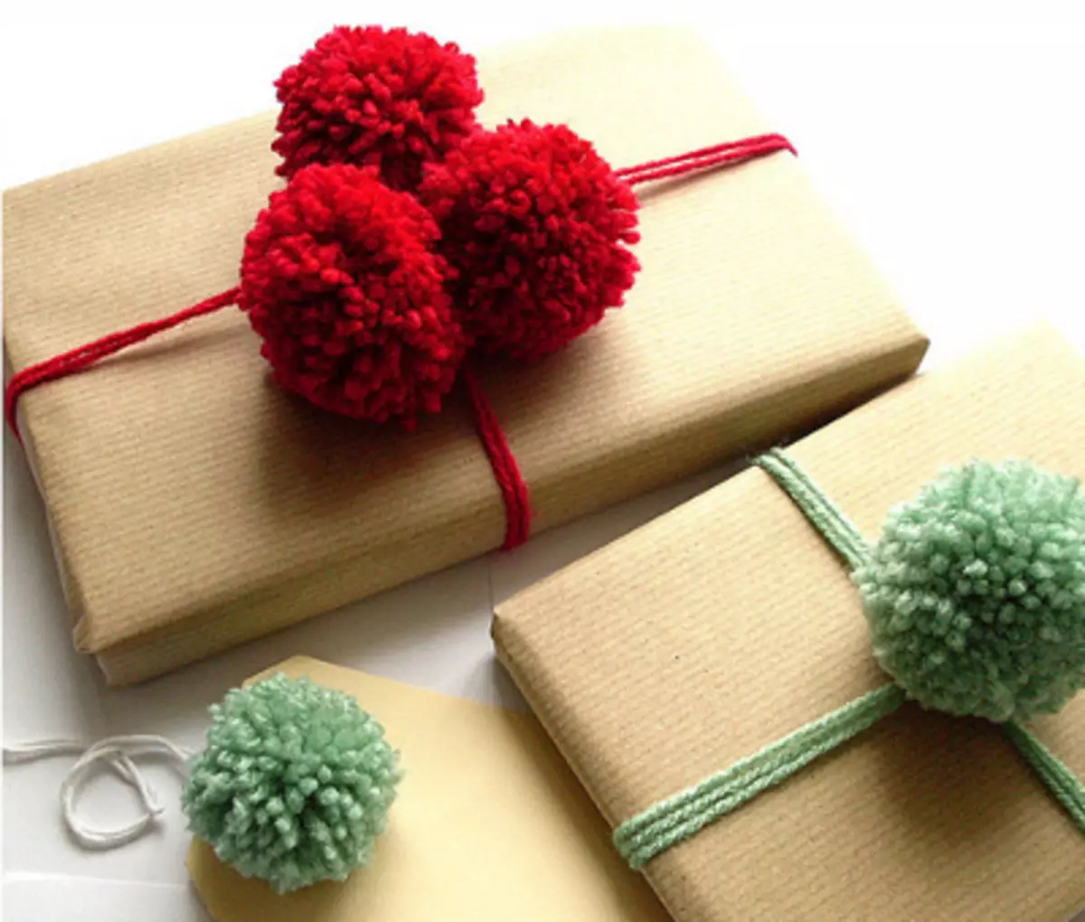 Подарки сделанные своими руками купить. Идеи упаковки подарков. Помпон из ниток. Украшение подарка. Необычная упаковка подарка.