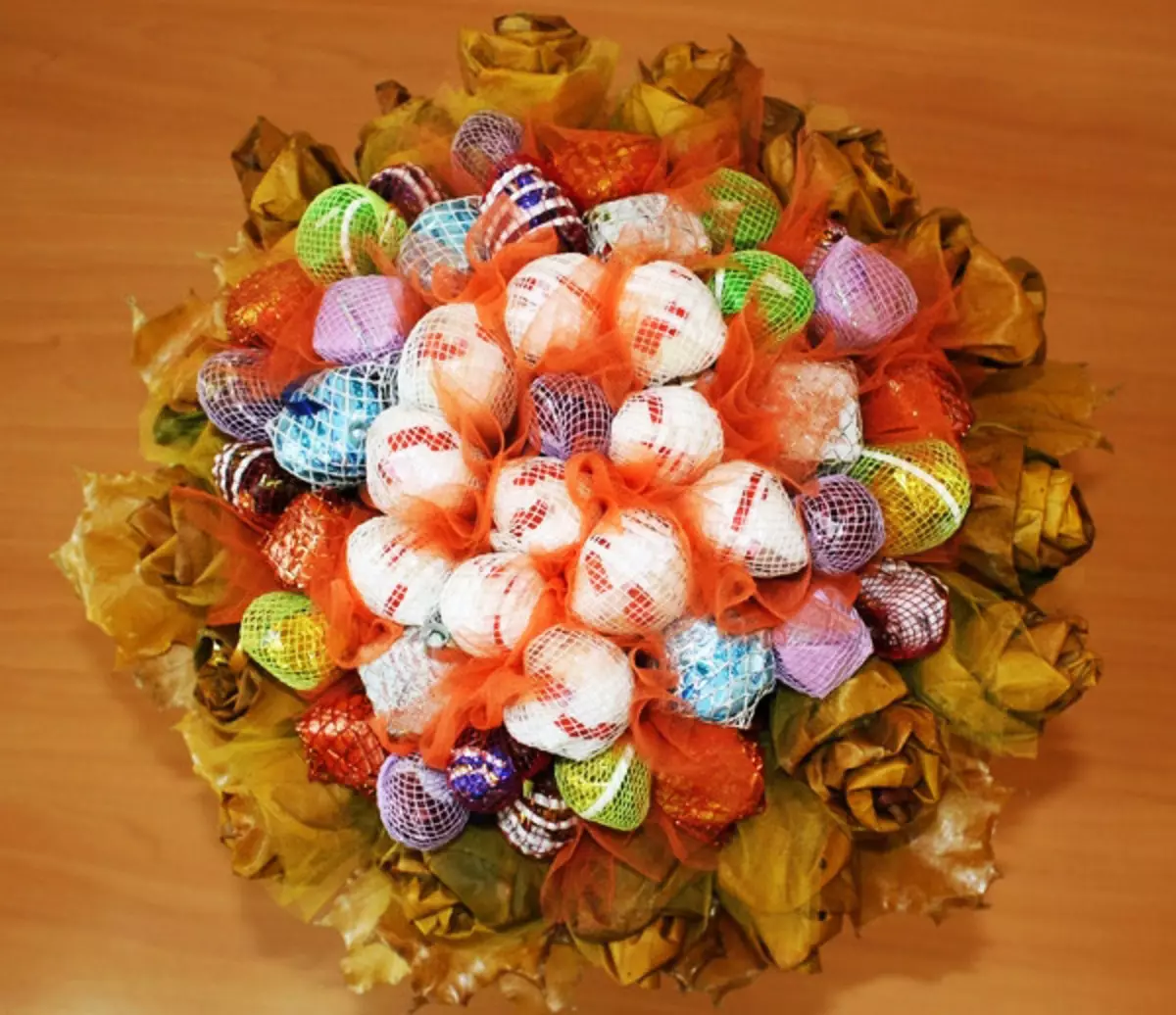 Подаръци от бонбони го правят сами за рожден ден и нова година: майсторски клас