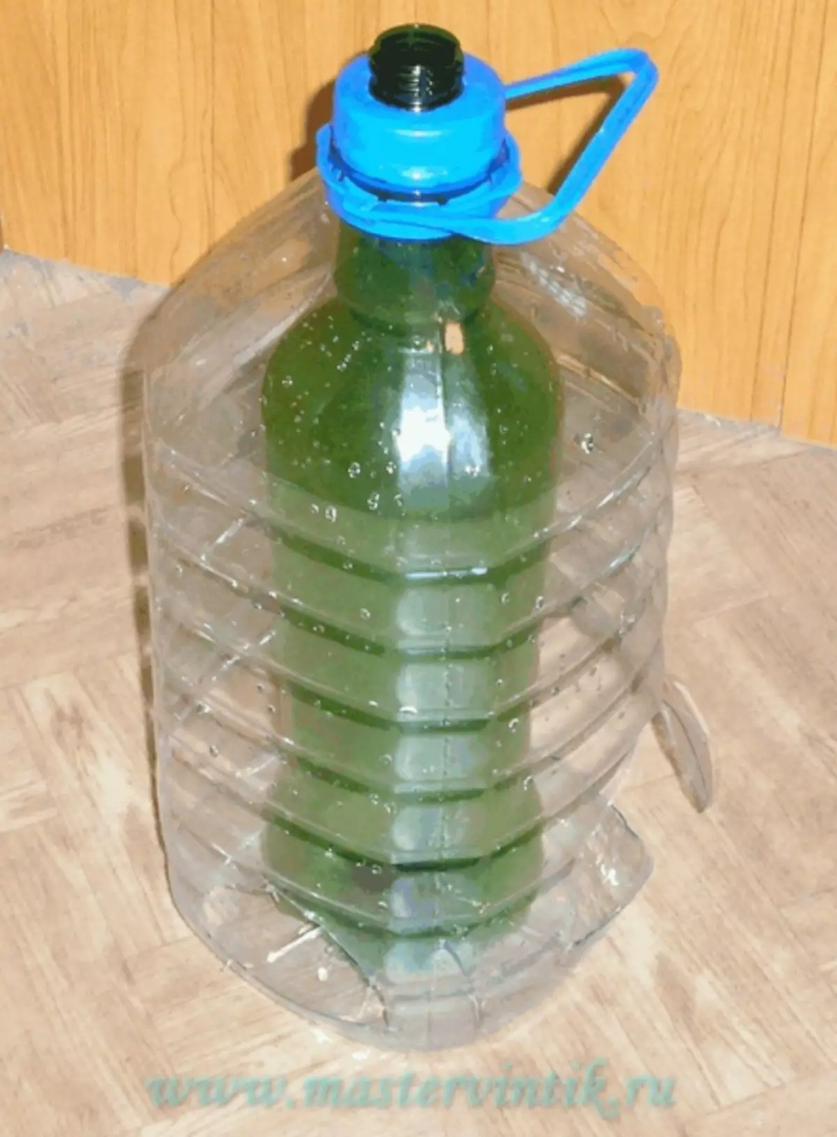 प्लास्टिकको बोतलहरू आफ्नै हातबाट चराहरूका लागि फीडरहरू: फोटोको साथ मास्टर कक्षा