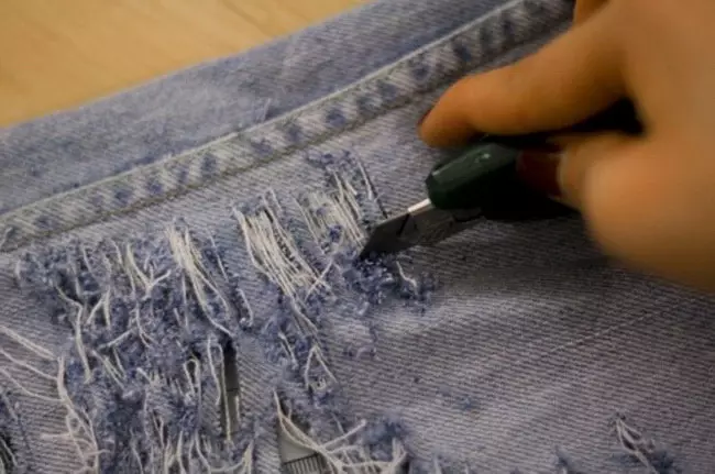 Japansda jeansda we suratlar bilen owadan öýde nädip deşik ýasamaly