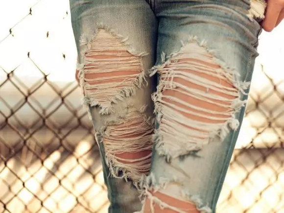 Come fare buchi sui jeans a casa splendidamente con video e foto
