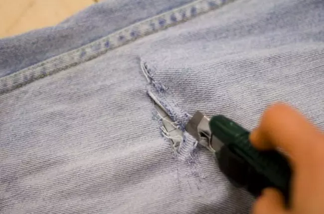Como fazer buracos em jeans em casa lindamente com vídeos e fotos