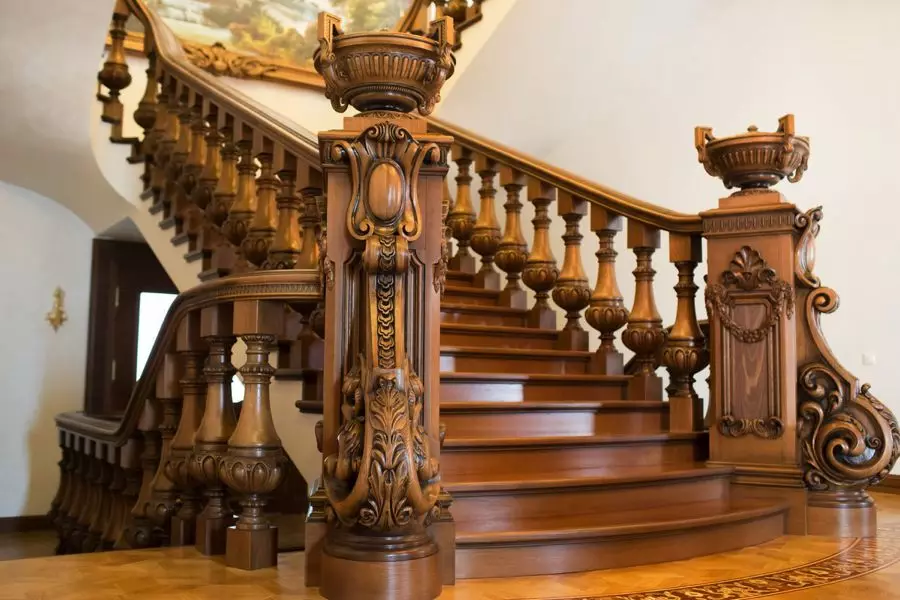 美しい彫刻された手すりの階段