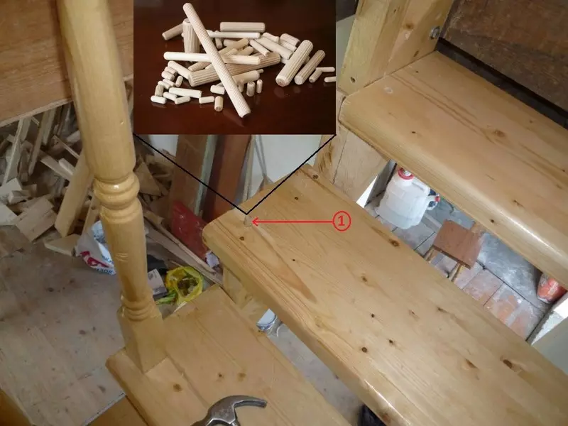 Instalasi Balyasin ing tangga kayu