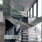 Staircase Railing thiab Handrails: Ntau Hom, tsim khoom, chaw tsim khoom thiab kev teeb tsa (+6 duab)