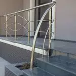 樓梯欄杆和扶手：主要品種，製造和安裝（+86張照片）