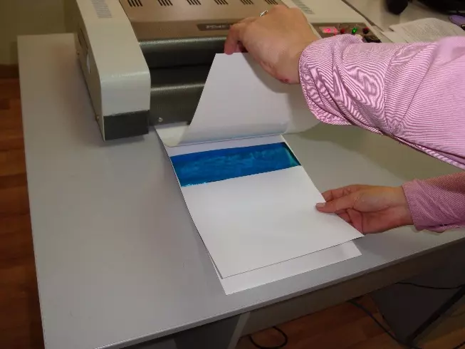 Dombornyomó fólia a saját kezével papírra és a bőrön: Technológia és anyagok
