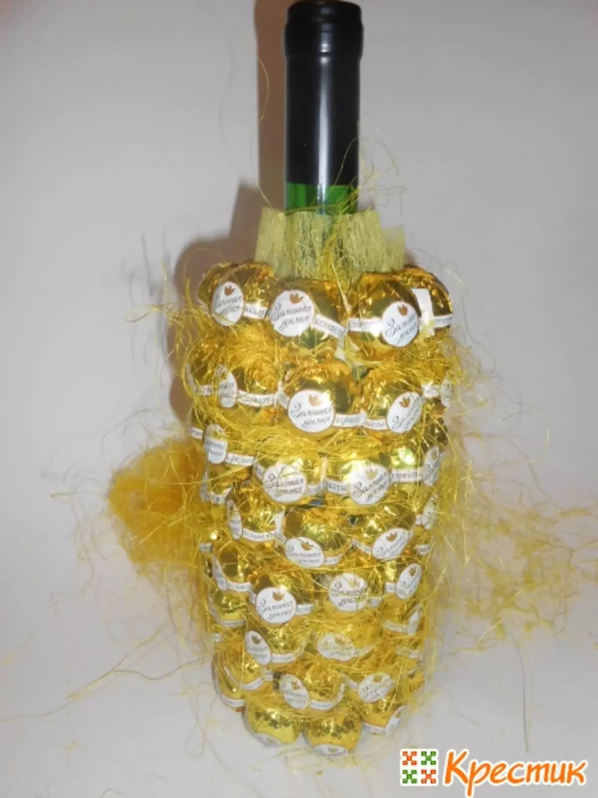 菠蘿來自糖果和香檳用自己的手：MK與照片和視頻