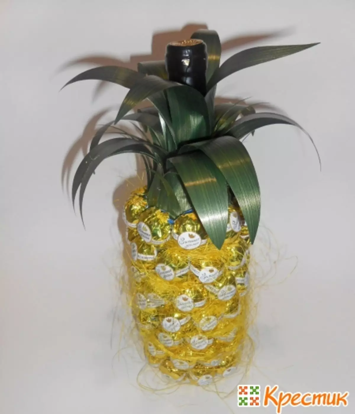 Ananas od slatkiša i šampanjca sa vlastitim rukama: MK sa fotografijama i video