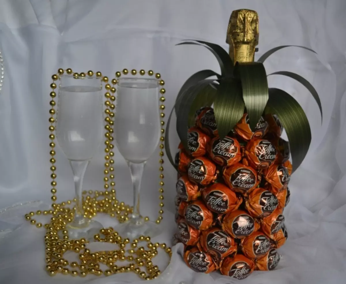 Ananás z sladkostí a šampanského s vlastnými rukami: MK s fotografiami a videom